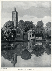 107587 Gezicht op de rivier de Vecht te Loenen, met de bebouwing op de westelijke oever en de kerktoren.